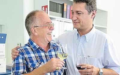 Rolf Richter bei seinem Abschied mit Daniel Schnyder, Geschäftsleiter FO-Fotorotar.
